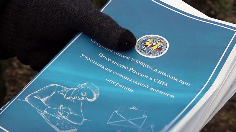 Ученики школы при Посольстве России в США пишут «Письмо солдату» участникам СВО