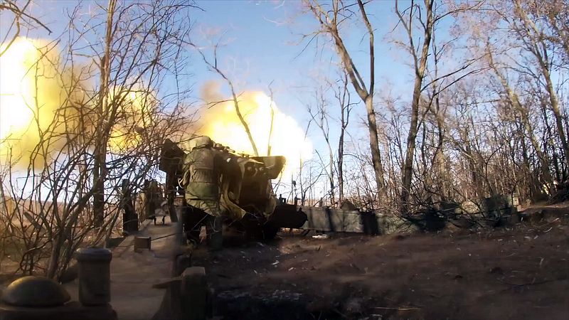 Расчеты 152-мм буксируемых пушек «Гиацинт-Б» продолжают наносить огневое поражение по позициям украинских террористических формирований